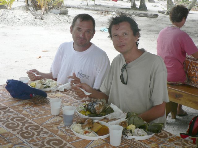 83- Jean-Pierre et Pascal apprecient le ma'a 